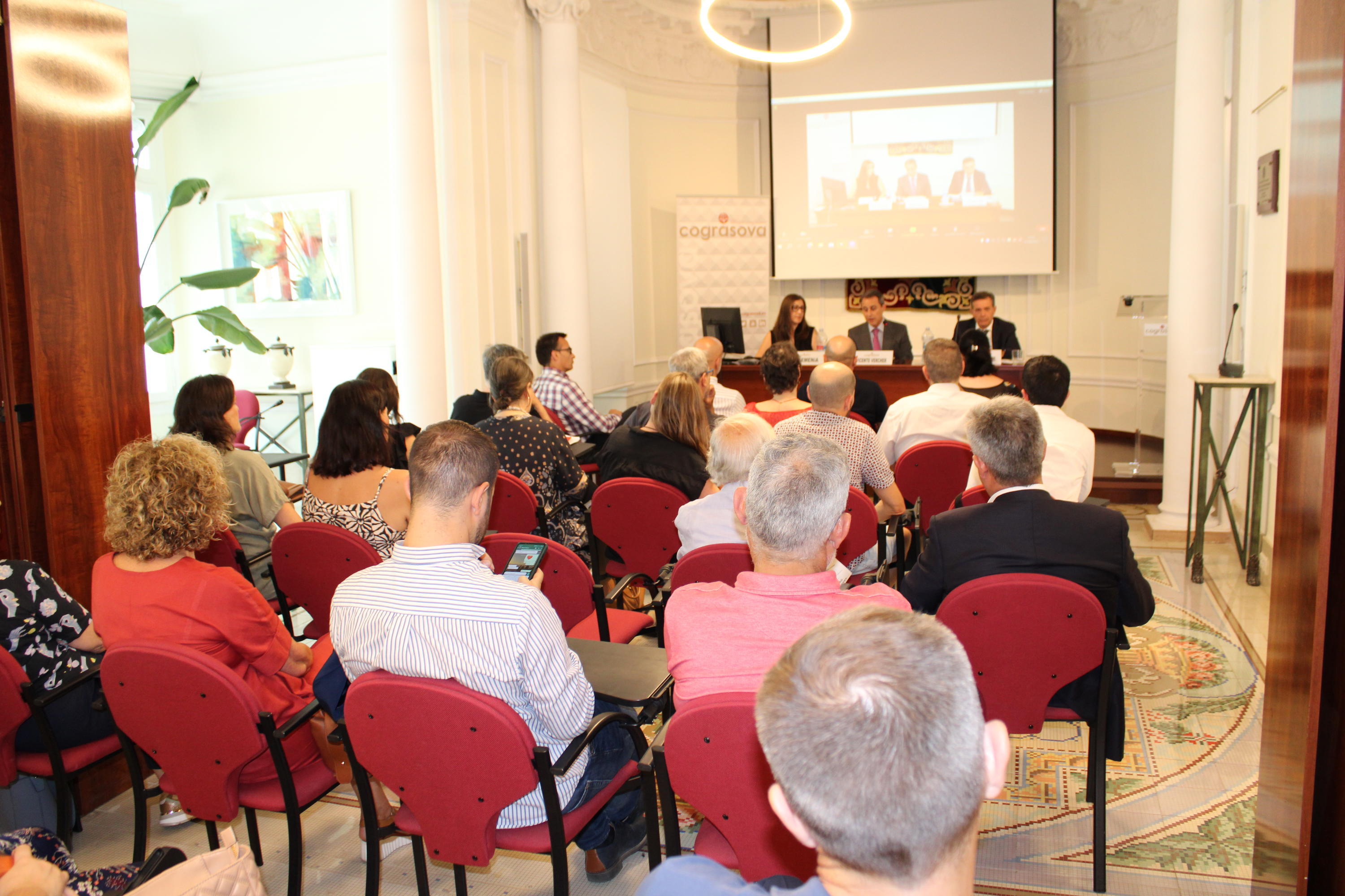 Un grupo de personas sentadas alrededor de una mesa