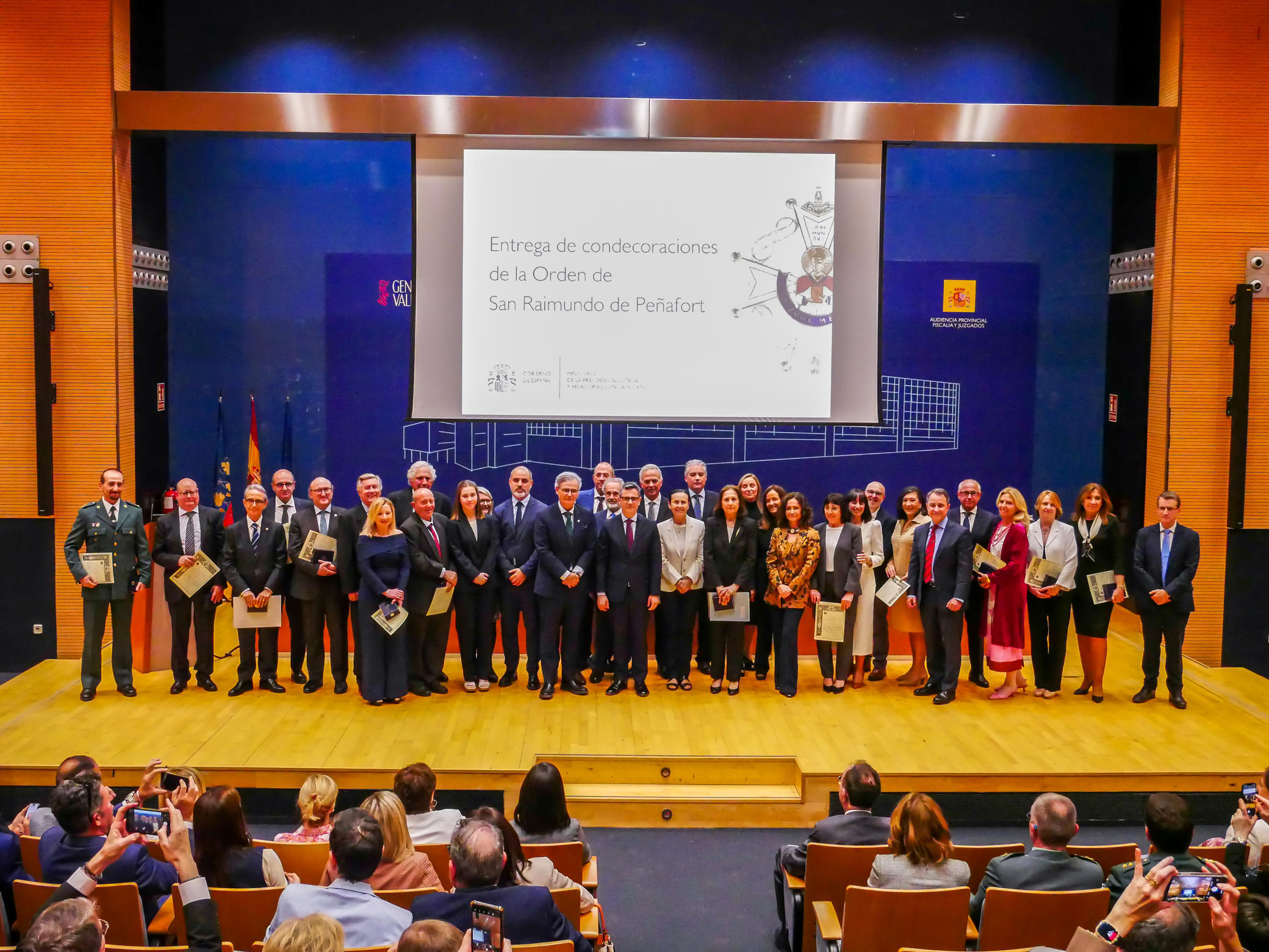 Un grupo de personas en un auditorio