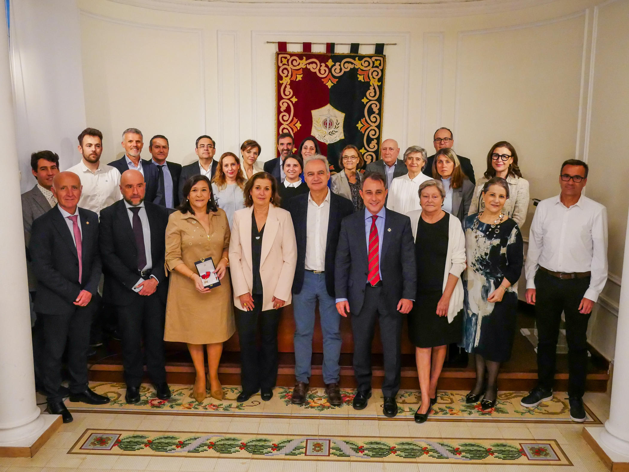 Grupo de personas posando por un foto