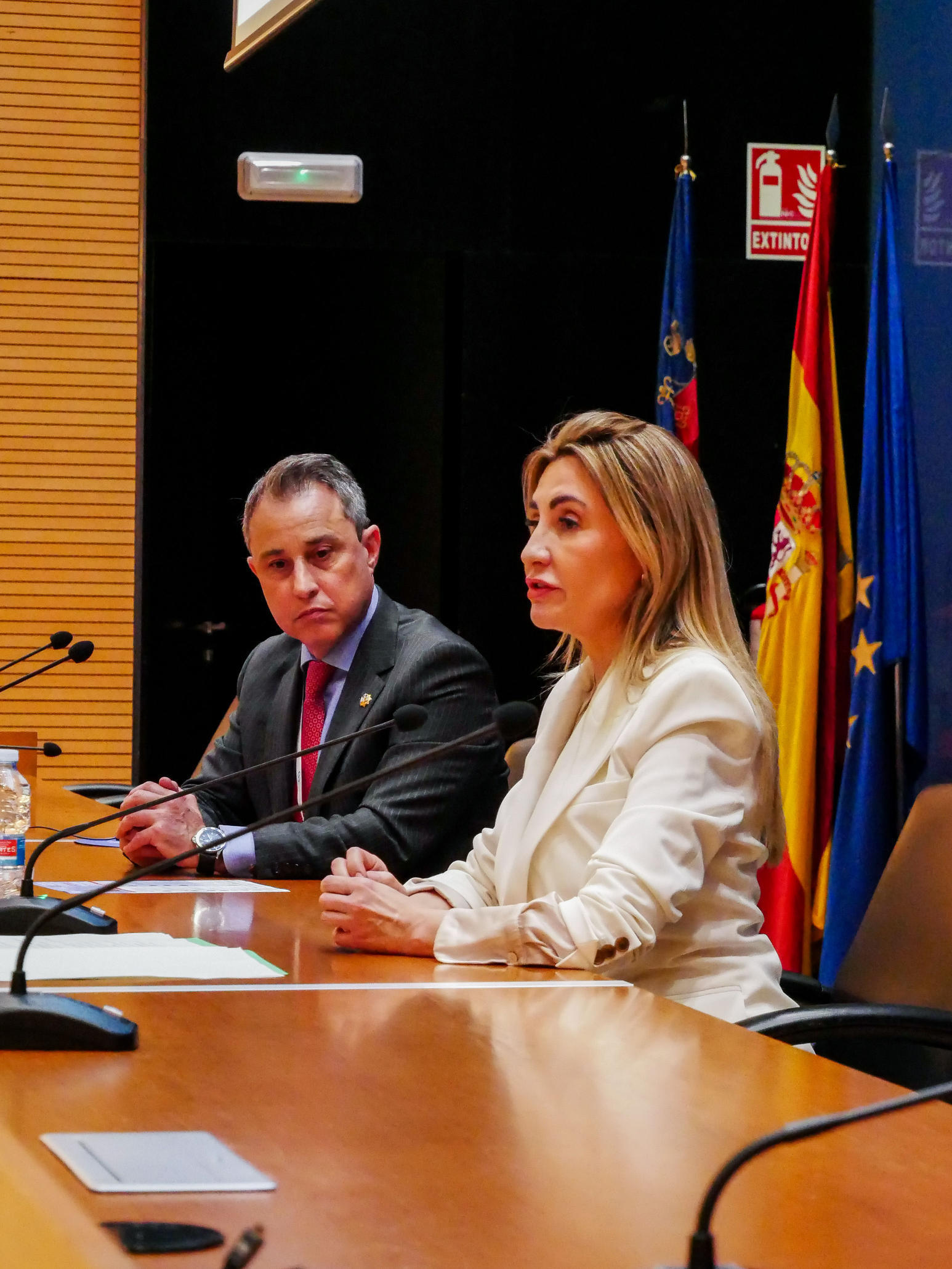 Personas sentadas en una mesa