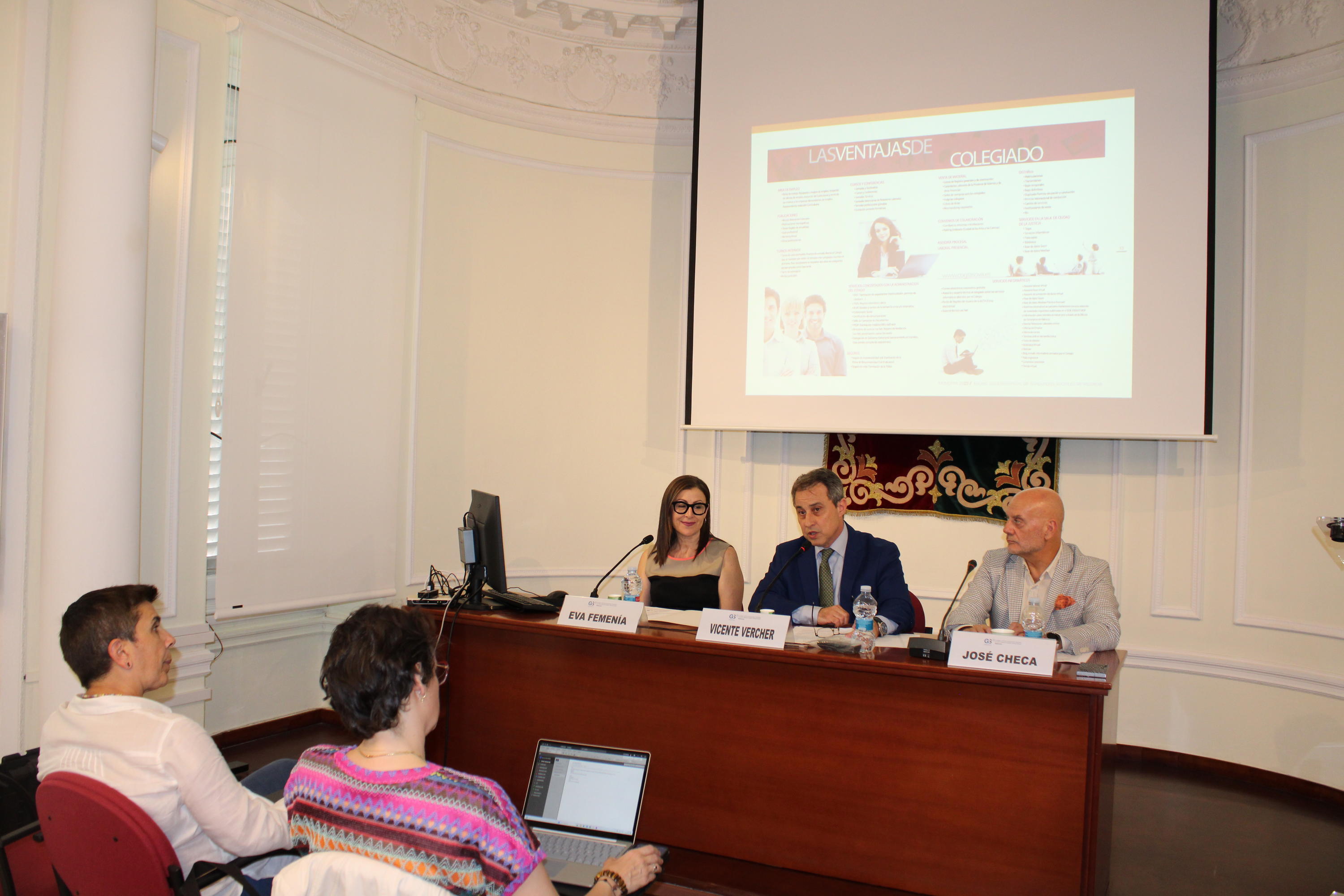 Un grupo de personas en un salón de clases